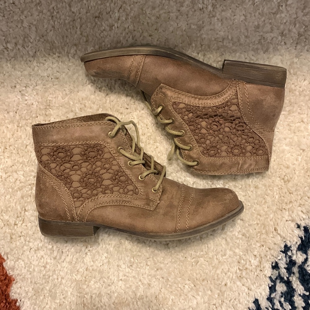 Light brown ankle boot with crochet sides